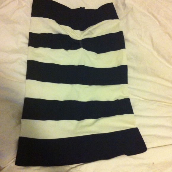 White and Black tune top - Picture 2 of 3