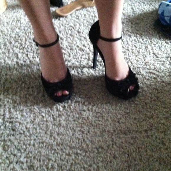 Black velvet peep toe heels with bow - Picture 2 of 4