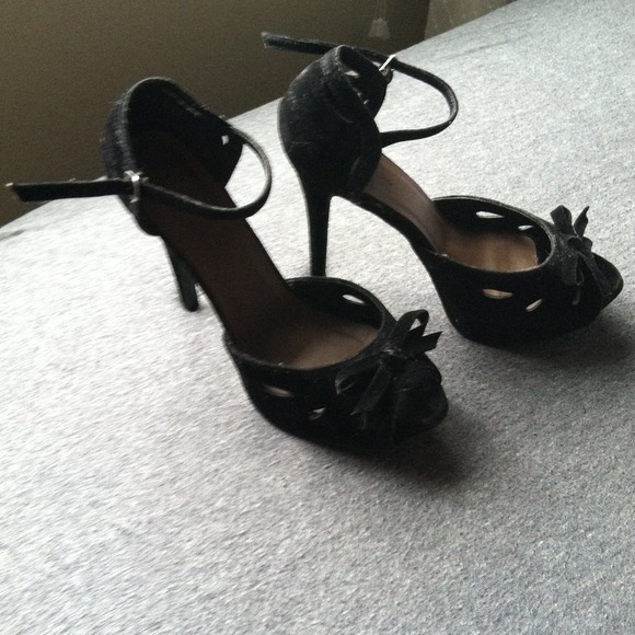 Black velvet peep toe heels with bow - Picture 3 of 4