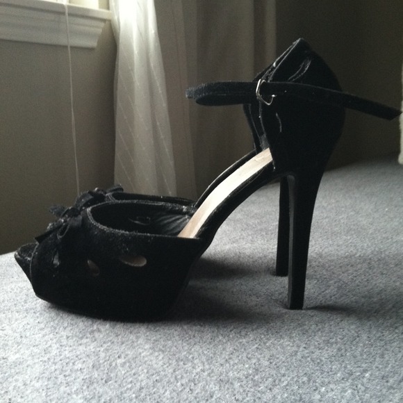 Black velvet peep toe heels with bow - Picture 4 of 4