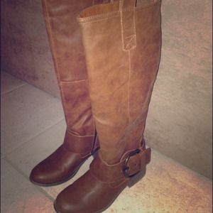 Brown riding boots w/ buckle detailing