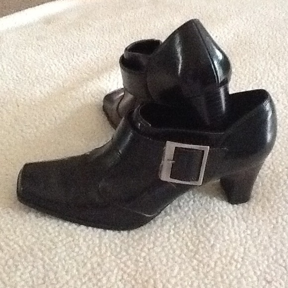 Ankle boots it is black! 💢Reserve💢