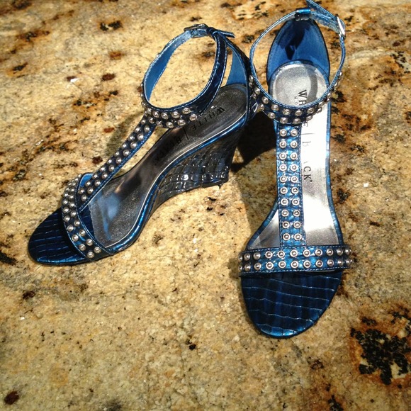 🎀SOLD🎀White HouseBlack Market wedge sandal
