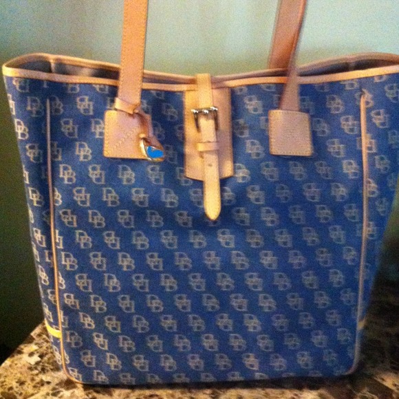 ✨ RESEVERD ✨Large Dooney & Bourke tote bag