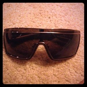 Prada sunglasses never worn !