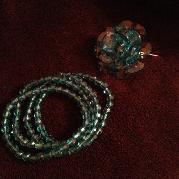 Turquoise colored flower bracelet/pin - Picture 3 of 4