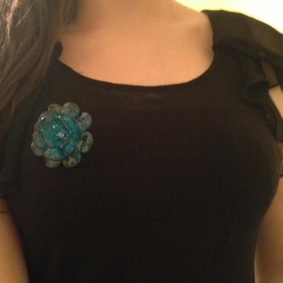Turquoise colored flower bracelet/pin - Picture 4 of 4