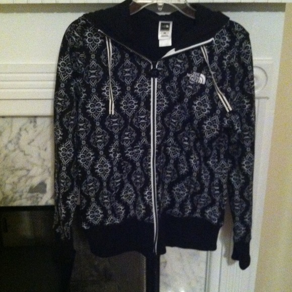 New without tags North face jacket with hoodie (M)