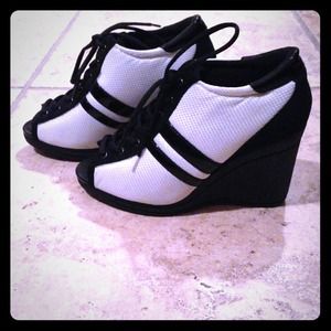 LAST REDUCTION!!! Bebe never worn shoes!!
