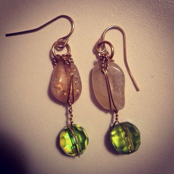 Stone and green glass bead with wire wrapping - Picture 1 of 1