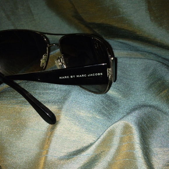 REDUCED Sunglasses MARC BY MARC JACOBS - Picture 2 of 4