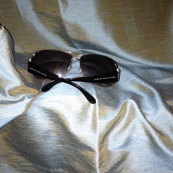 REDUCED Sunglasses MARC BY MARC JACOBS - Picture 3 of 4