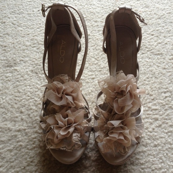 Sold------Aldo nude heels