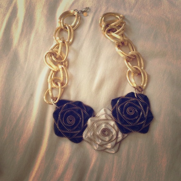 Flower necklace bib