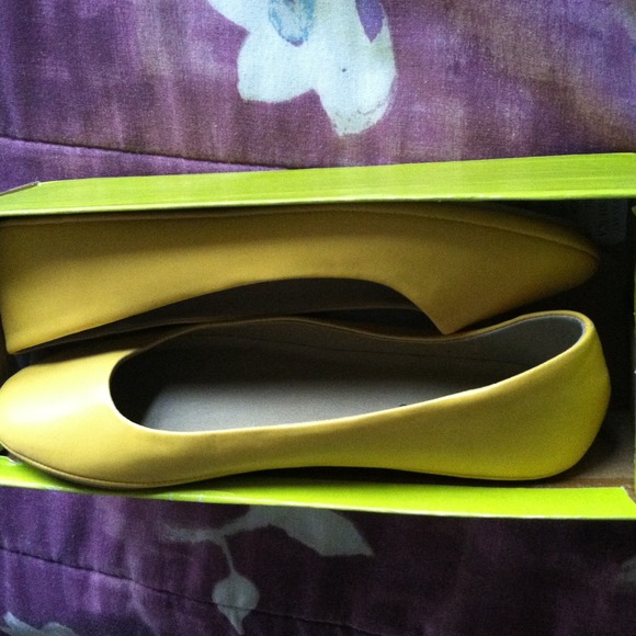 Simple yellow flats