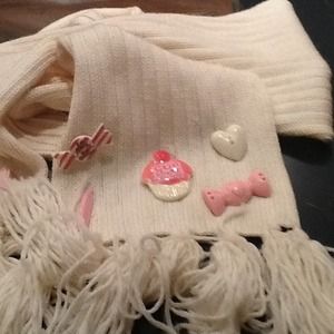 Juicy cupcakes and candy scarf