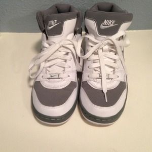 Size 8 Nike shoes Excellent condition