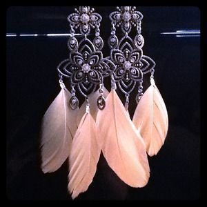 Forever 21 Light Pink Feather Earrings!💕BRAND NEW