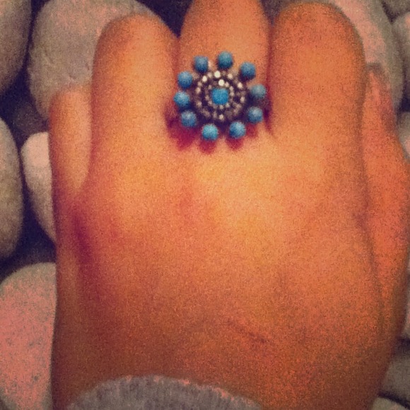 Beautiful ring - Picture 1 of 3