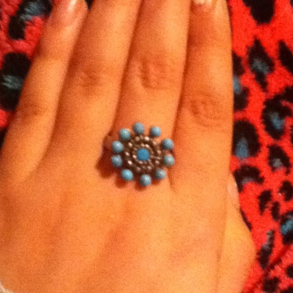 Beautiful ring - Picture 2 of 3