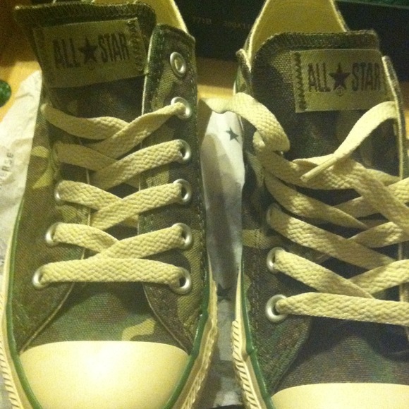 ✳Reserved✳ NIB Converse green camo & polka dot.