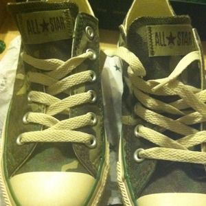 ✳Reserved✳ NIB Converse green camo & polka dot.