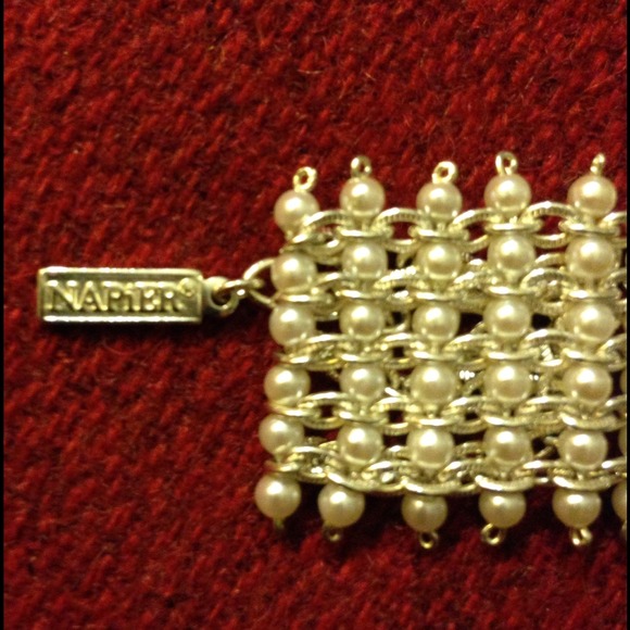 BEAUTIFUL SIGNED NAPIER PEARLS & SILVER BRACELET - Picture 2 of 3