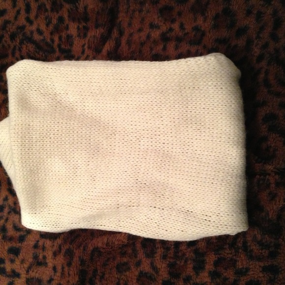 ❌SOLD❌Cream-white infinity scarf - Picture 2 of 3