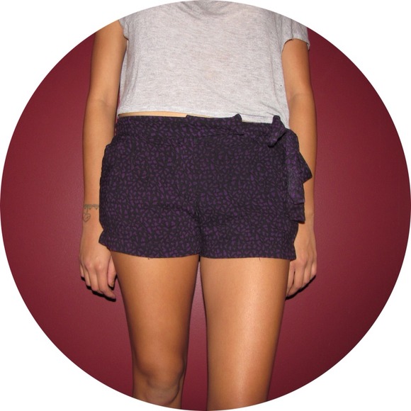 Semi high waisted shorts with bow