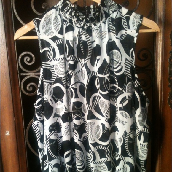 Black/white print High neck sleeveless top