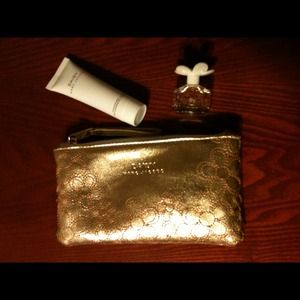 Daisy by Marc Jacobs wristlet set