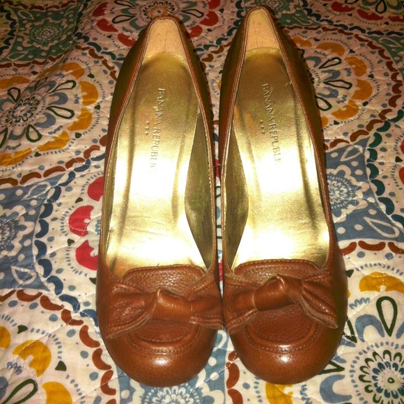Banana Republic sz 7 leather bow heel!-
