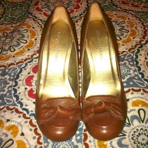 Banana Republic sz 7 leather bow heel!-