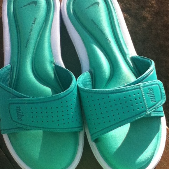 💙💚Really pretty aqua Nike sandals💙💚