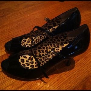 Tahari black patent leather pumps never worn