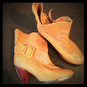 Good condition heeled boot size6.5