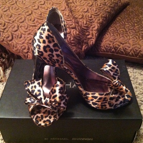 Michael Shannon satin leopard print pumps!