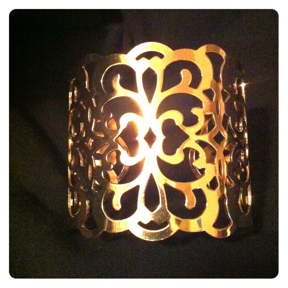 Gold Filagree cuff💃