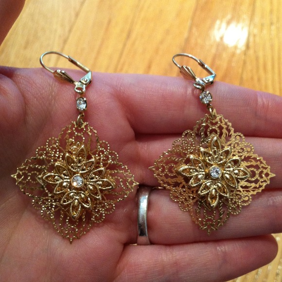 Jewelry - Pretty gold earrings