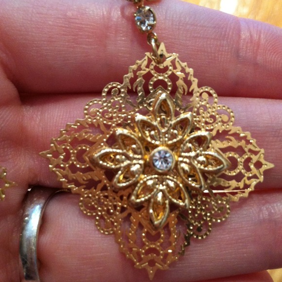 Pretty gold earrings - Picture 2 of 3