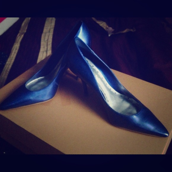 BCBG ELECTRIC BLUE PUMPS - Picture 1 of 2
