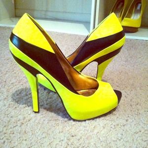 BCBG Neon yellow Bcbg pump