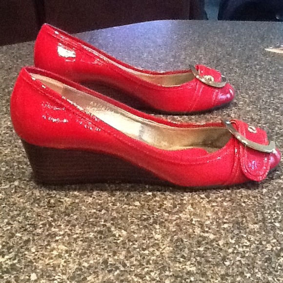 N.Y.L.A. Red wedge
