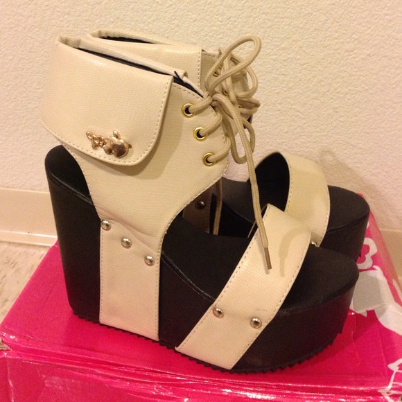 Classy wedges sandals👠👠 - Picture 3 of 4