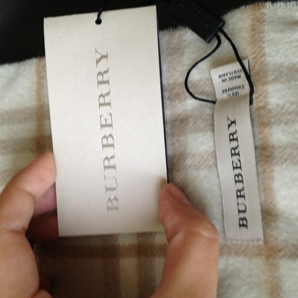 Authentic tan Burberry cashmere scarf - Picture 2 of 4