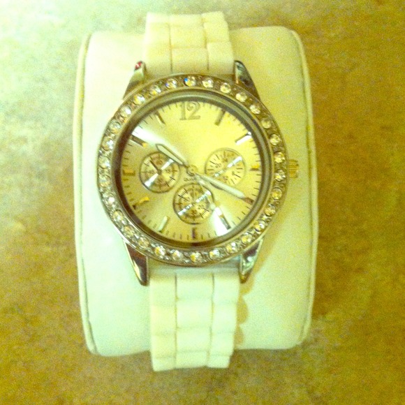 💰SOLD💰Cute white soft banded watch