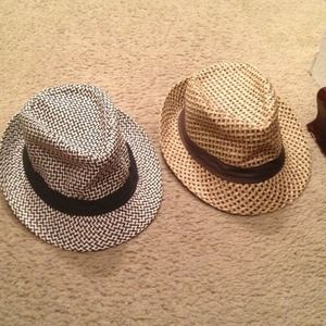 Bundle of two fedoras