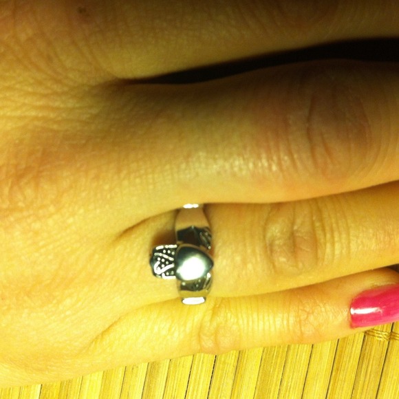 New traditional Irish claddagh ring