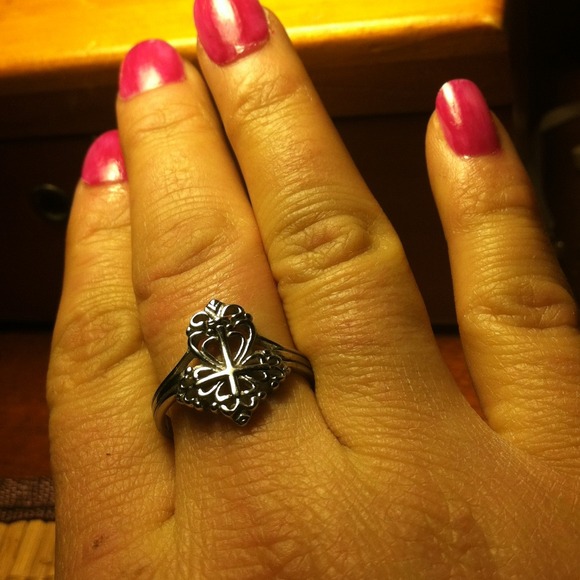 NEW Really lovely Celtic cross ring.