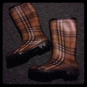 Burberry rainboots💕